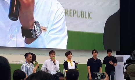 Tiga anggota Exo mengikuti Fan Signing yang digelar Nature Republic di Jakarta, Ahad (26/5)