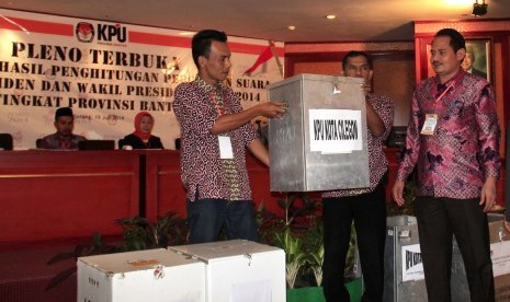 Tiga anggota KPUD Kota Cilegon mengangkat kotak suara Pemilihan Presiden pada Pleno Terbuka KPUD Banten, di Serang, Sabtu (19/7). 