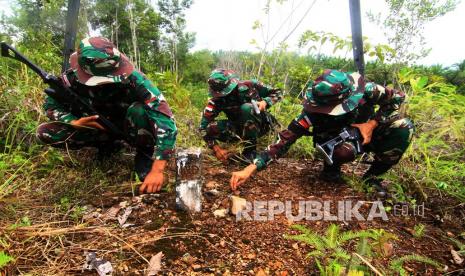 Tentara Bagikan Alquran di Perbatasan, Warga: Terima Kasih