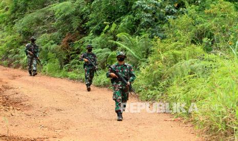 Tiga anggota Satgas Pamtas RI-Malaysia Yonif 133/Yudha Sakti patroli di perbatasan Badau, Kabupaten Kapuas Hulu, Kalimantan Barat, Jumat (11/9/2020). Patroli tersebut dilaksanakan Satgas Pamtas RI-Malaysia Yonif 133/Yudha Sakti jelang purna tugas di Kalimantan Barat sebelum kembali ke Kodam I/Bukit Barisan pada pekan depan.