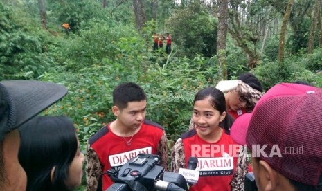 Tiga atlet muda PB Djarum, (Ki-ka) Alan Darmasaputra Kristanto, Irdina Naurah Mirza, serta Alvin Rizky Wiratama usai menjalani pelatihan fisik dan mental di Cikole Zone 235, Lembang, Kabupaten Bandung Barat, Senin (19/2) siang WIB.