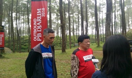 Fung Permadi (baju biru) dan Program Director PB Djarum Yoppy Rosimin (baju merah) di lokasi latih mental zone 235, Cikole, Bandung Barat, Senin (19/2) siang WIB.