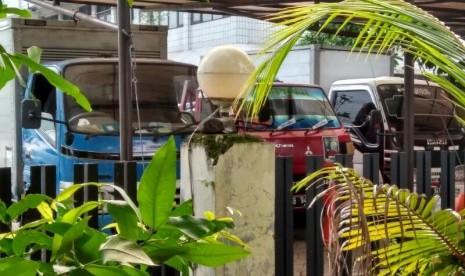 Tiga buah truk boks diparkir di sisi barat lahan parkir Polsek Kalideres. Tiga yang lainnya diparkir di bagian selatan tepat di depan Polsek Kalideres, Senin (17/4). 