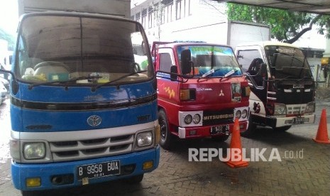 Tiga buah truk paket sembako ditahan di halaman Polsek Kalideres, Jakarta Barat, Senin (17/4). 