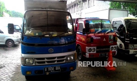 Tiga buah truk paket sembako ditahan di halaman Polsek Kalideres, Jakarta Barat, Senin (17/4). 