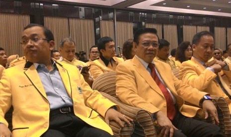 Tiga Calon Ketua Umum Partai Golkar, Priyo Budi Santoso (kiri), Agung Laksono (tengah), dan Agum Gumiwang (kanan) di Munas IX Partai Golkar di Jakarta, Sabtu (6/12).