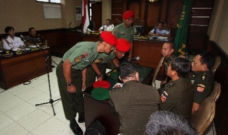 Tiga dari 12 anggota Kopassus terdakwa penyerang tahanan Lapas 2B berkonsultasi dengan penasehat hukum mereka ketika menjalani sidang militer di Pengadilan Militer II-11 Yogyakarta, Bantul, Yogyakarta, Kamis (20/6).