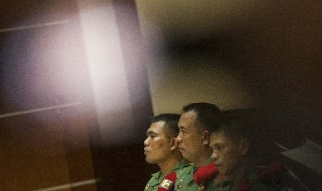 Tiga dari 12 terdakwa anggota Kopassus Grup II Kandang Menjangan Kartasura yang terlibat kasus penyerangan tahanan Lapas 2B Cebongan menjalani sidang militer lanjutan di Pengadilan Militer II-11 Yogyakarta, Bantul, Yogyakarta, Senin (24/6). 