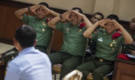 Tiga dari 12 terdakwa anggota Kopassus Grup II Kandang Menjangan Kartasura, (dari kiri) Koptu Kodik, Serda Sugeng Sumaryanto dan Serda Ucok Tigor Simbolon dalam sidang militer lanjutan di Pengadilan Militer II-11 Yogyakarta, Bantul, Yogyakarta, Selasa (2/7