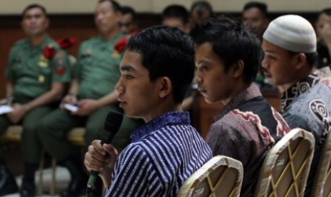 Tiga dari lima tahanan LP Cebongan saat menjadi saksi di Pengadilan Militer II-11 Bantul, Yogyakarta, Rabu (3/7). Sidang menghadirkan lima tahanan sebagai saksi dalam kasus penyerangan LP Cebongan yang menewaskan empat tahanan titipan Polda Yogyakarta. 