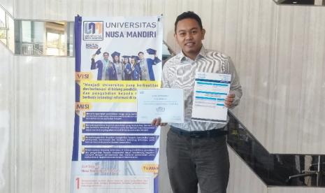 Tiga dosen Kampus Digital Bisnis Universitas Nusa Mandiri (UNM), yaitu Andry Maulana, Herman Kuswanto, dan Bakhtiar Rifai berhasil meraih sertifikasi Cisco Certified Support Technician Networking (CCST) dalam kegiatan yang diselenggarakan pada Sabtu (18/11/2023) oleh Certiport dengan dukungan penuh dari vendor Cisco.