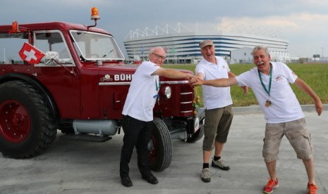 Tiga fan Swiss menempuh perjalanan darat menggunakan traktor dari Swiss menuju Rusia untuk menyaksikan tim dukungannya berlaga di ajang Pilaa Dunia 2018.