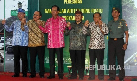 Tiga Gubernur, Gubernur Jawa Barat Ahmad Heryawan, Gubernur DIY Sri Sultan HB X, Gubernur Jawa Timur diwakilkan sekertaris daerah Akhmad Sukardi dan Walikota Bandung Ridwan Kamil meresmikan penamaan jalan arteri Ringroad yang salah satunya menjadi jalan Siliwangi di halaman ruang terbuka Jombor, Sleman, Yogyakarta Selasa (3/10). 