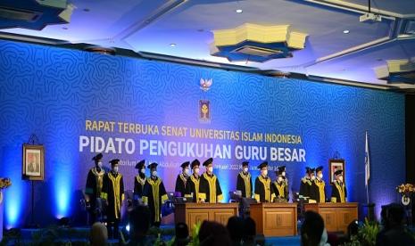 Tiga Guru Besar UII menyampaikan pidato pengukuhan.