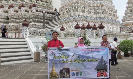  Tiga kader muda Muhammadiyah Bima, Muhammad Salmin, Nurul Zuhriyah, dan Azhar (dari kiri ke kanan) di Bangkok, Thailand.