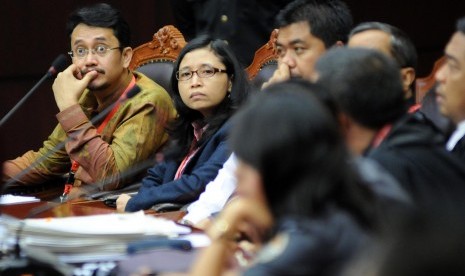 Tiga Komisioner Komisi Pemilihan Umum (KPU) Ferry Kurnia Rizkiyansyah (kiri), Ida Budhiati (kedua kiri), dan Juri Ardiantoro (ketiga kiri)