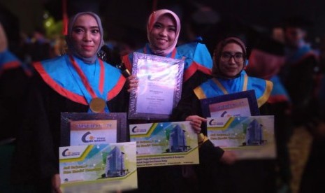 Tiga lulusan terbaik wisuda STMIK Nusa Mandiri yang ke-29.