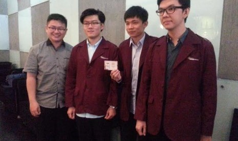 Tiga mahasiswa BINUS University didampingi dosen pembimbing penelitian, Derwin Suhartono.