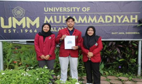 Tiga mahasiswa fakultas Ilmu Kesehatan (Fikes) Universitas Muhammadiyah Malang (UMM meraih juara esai tingkat internasional dalam International Scientific Competition Hilarius 2022 yang diselenggarakan oleh Himpunan Mahasiswa Keperawatan Universitas Gajah Mada (UGM), beberapa waktu lalu. 