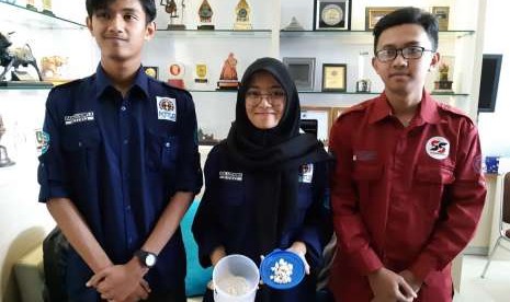 Tiga mahasiswa Fakultas Teknik (FT) Universitas Sebelas Maret (UNS) Solo, Yesika Azzukhruf, Panji Pramayswara Pamilih dan Farhan Nurfi Afriansyah, membuat inovasi beton kualitas tinggi dari campuran limbah marmer dan tulang sapi. 