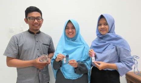 Tiga mahasiswa Program Studi Kimia dan Farmasi Fakultas Matematika Ilmu Pengetahuan Alam Universitas Islam Indonesia (FMIPA UII), , Ratih Lestari. Aditya Sewanggara, dan Kartika Puspitasari, berhasil mengolah limbah cangkang kakao (theobroma cacao) menjadi obat penyakit bronkitis kronik. Hasil penelitian tiga mahasiswa FMIPA UII tersebut berhasil lolos ke Pekan Ilmiah Mahasiswa Nasional (PIMNAS) 2018.