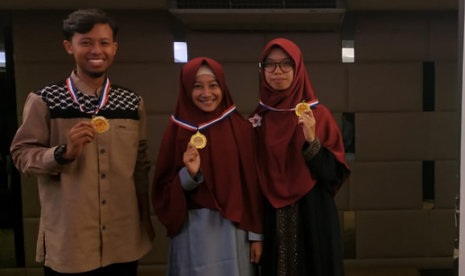 Tiga mahasiswa Sekolah Vokasi Universitas Gadjah Mada (UGM) saat  meraih gelar juara di ASEAN Islamic Student Summit (AISS) di Kuala Lumpur.