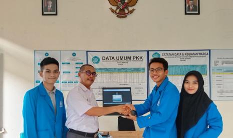 Tiga mahasiswa Universitas BSI menghibahkan aplikasi surat elektronik (e-surat).