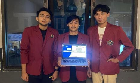 Tiga mahasiswa Universitas Muhammadiyah Malang (UMM) berhasil menyabet juara kedua dalam National Debate Competition yang diselenggarakan Universitas Negeri Jakarta (UNJ). Ketiga mahasiswa tersebut antara lain Ferdy Aprizal dan Mohammad Rakan Putra Zazli Agus dari Fakultas Psikologi serta Hamim Faqih dari Hubungan Internasional. 