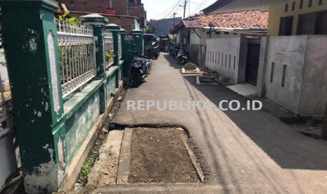 Tiga makam berada di pinggir jalan permukiman warga di Pisagan Lama, Jakarta Timur.