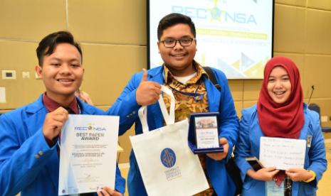 Tiga orang mahasiswa UIIyakni Evanda Putra Paramadita, Mochamad Ali Imron, dan  Merryzsa Septerie Anitha berhasil memperoleh penghargaan Best Paper Award dalam Regional Conference On Student Activism (RECONSA) 2016 yang diadakan pada tanggal 11-13 November