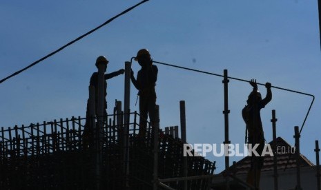 Tiga orang pekerja sedang menyusun besi-besi tiang pancang pada pembangunan konstruksi proyek LRT Jakarta koridor Kelapa Gasing Veldrome, Jakarta Jumat (12/5). 