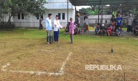  Tiga orang ustadz pengurus Ponpes al-Hikam sedang berdiskusi mengenai titik tempat kuburan untuk pemakaman Alm KH Hasyim Muzadi yang berdada di halaman belakang Masjid Ponpes Al Hikam, Kukusan, Beji, Depok, Kamis (16/3).