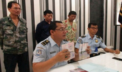 Immigration Office in Sukabumi, West Java, arrested three Chinese nationals for violating stay permits. They made a living by working at a brick factory in Cipicung Village, Gunungguruh, Sukabumi. 