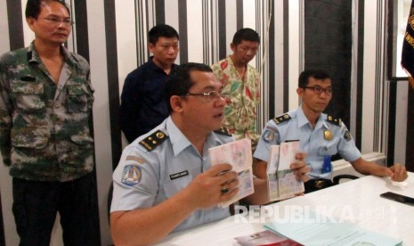 Tiga orang warga negara Cina, pembuat batu bata di Kecamatan Gunungguruh, Kabupaten Sukabumi diamankan Kantor Imigrasi Sukabumi, Kamis (5/1). 