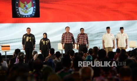 Tiga pasangan cagub DKI, Agus Harimurti-Sylviana Murni, Basuki Tjahaja Purnama-Djarot Saiful Hidayat, dan Anis Baswedan-Sandiaga Uno saat mengikuti debat cagub-cawagub DKI Jakarta ke-2 di Jakarta, Jumat (27/1) malam.