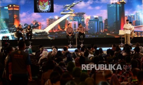 Tiga pasangan cagub DKI, Agus Harimurti-Sylviana Murni, Basuki Tjahaja Purnama-Djarot Saiful Hidayat, dan Anis Baswedan-Sandiaga Uno saat mengikuti debat cagub-cawagub DKI Jakarta ke-2 di Jakarta, Jumat (27/1) malam.