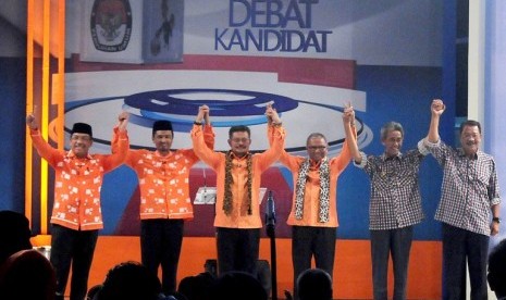 Tiga pasangan calon Gubernur-Wakil Gubernur Sulsel (dari kiri ke kanan), Ilham Arief Sirajuddin-Azis Qahhar Mudzakar, Syahrul Yasin Limpo-Agus Arifin Nu'mang, dan Rudiyanto Asapa-Andi Nawir Pasinringi