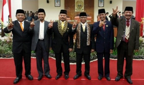 Tiga pasangan calon Gubernur-Wakil Gubernur Sulsel (dari kiri ke kanan), Ilham Arief Sirajuddin-Azis Qahhar Mudzakar, Syahrul Yasin Limpo-Agus Arifin Nu'mang, dan Rudiyanto Asapa-Andi Nawir Pasinringi, saling mengacungkan jari sesuai nomor urut usai pemapa