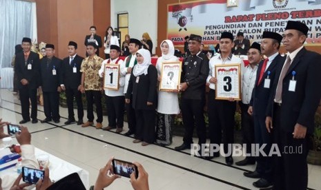 Tiga pasangan calon Pilkada Kabupaten Purwakarta, mengikuti tahapan pengundian nomor urut di Gedong Sigrong, Jl Siliwangi, Purwakarta, Selasa (13/2).