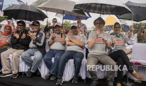 Tiga pasangan Calon Walikota-Wakil Walikota Bandung Nurul Arifin (kanan)-Chairul Yaqin (kedua kanan), Yossi Irianto (ketiga kanan)-Aris Supriatna (keempat kiri), dan Oded Danial(ketiga kiri)-Yana Mulyana (kedua kiri). (Ilustrasi)