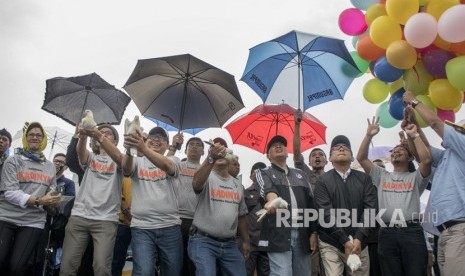 Tiga pasangan Calon Walikota-Wakil Walikota Bandung Nurul Arifin (kiri)-Chairul Yaqin (kedua kiri), Yossi Irianto (ketiga kiri)-Aris Supriatna (keempat kiri), dan Oded Danial (keempat kanan)-Yana Mulyana (ketiga kanan) melepas burung merpati sebagai simbol Deklarasi Kampanye Damai Pilwalkot Bandung 2018 di Monumen Perjungan Rakyat, Bandung, Jawa Barat, Kamis (15/2). 