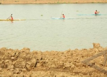 Tiga pedayung melakukan uji coba arena dayung di sekitar Situ Cipule, Desa Mulyasari, Kecamatan Ciampel, Karawang, Kamis (6/10). 