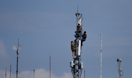 Tiga pekerja menyelesaikan pemasangan antena salah satu provider internet di Kawasan Kota Tua Jakarta. (ilustrasi)