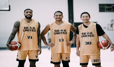 Tiga pemain Dewa United yang pernah merasakan gelar MVP IBL, Jamarr Andre Johnson (kiri), Kaleb Ramot Gemilang (tengah), dan Xaverius Prawiro.