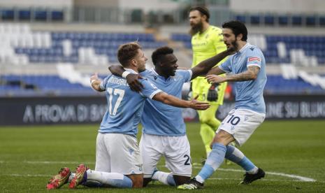 Tiga pemain Lazio merayakan gol ke gawang Fiorentina dalam pertandingan Serie A Italia, Rabu (6/1).