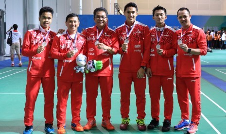 Tiga pemain muda yang membela Indonesia di Piala Thomas yaitu Anthony Sinisuka Ginting (paling kiri), Jonatan Christie (keempat dari kiri) dan Ihsan Maulana Mustofa (kelima dari kiri) yang diapit pengurus PBSI