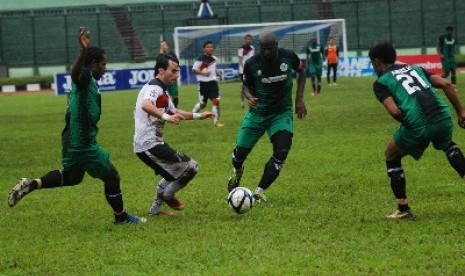 Tiga pemain Persiwa Wamena mengawal ketat penyerang Pelita Bandung Raya (PBR), Marwan SS (dua dari kiri).