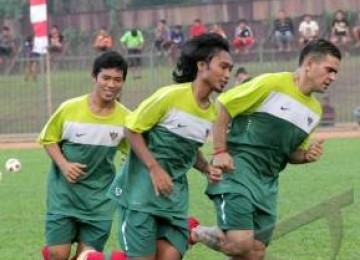 Tiga pemain Tim Nasional Sepak Bola Senior (dari kiri) Ahmad Bustomi, Zulkifli, dan Christian Gonzales berlatih adu lari untuk memperkuat ketahanan fisik saat latihan di Stadion Krakatau, Cilegon, Banten, Rabu (10/8).