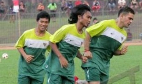 Tiga pemain Tim Nasional Sepak Bola Senior (dari kiri) Ahmad Bustomi, Zulkifli, dan Christian Gonzales berlatih adu lari untuk memperkuat ketahanan fisik saat latihan di Stadion Krakatau, Cilegon, Banten, Rabu (10/8).