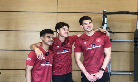 Tiga pemain timnas senior Indonesia Pratama Arhan (kiri), Rafael Struick (tengah), dan Elkan Baggott (kanan) berpose ketika ditemui di Jakarta, Senin (9/10/2023). 